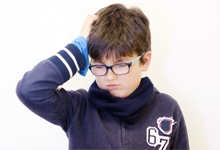 頭が痛い男の子